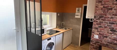 Réfrigérateur, micro-ondes, plaque de cuisson, cafetiÚre/bouilloire