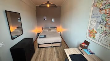 1 dormitorio, escritorio, tabla de planchar con plancha y wifi