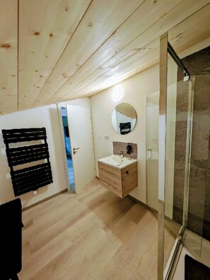 Een douche, een haardroger, handdoeken