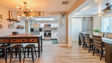 Mikrowelle, Ofen, Herdplatte, Geschirrspüler