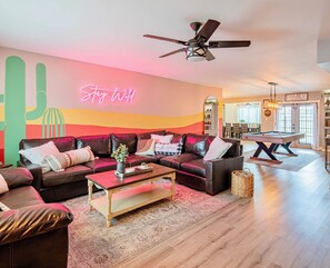 Smart TV - Spacious 4BR house with Pool Table, Games, AC, Fast WiFi, Workspace, in Glendale (Glendale)