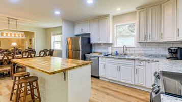 KylskÄp, mikrovÄgsugn, spishÀll och diskmaskin