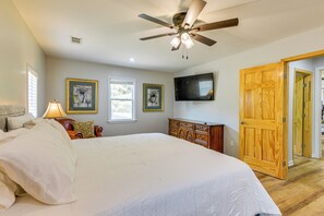 4 bedrooms, desk, iron/ironing board, Internet