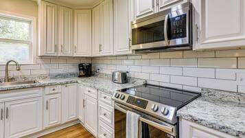 KylskÄp, mikrovÄgsugn, spishÀll och diskmaskin