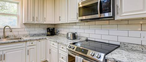 Fridge, microwave, stovetop, dishwasher