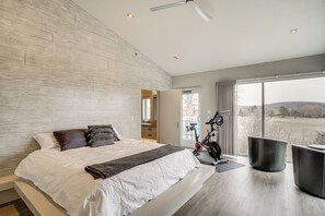 3 bedrooms, desk, iron/ironing board, Internet - Road America Retreat: Modern Villa w/ Garage! (Elkhart Lake)