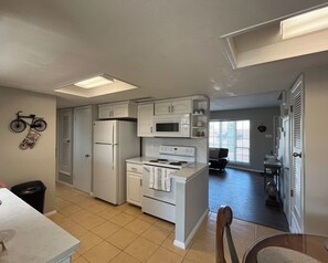 冷蔵庫、電子レンジ、オーブン、コンロ