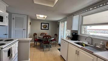 Een koelkast, een magnetron, een oven, een kookplaat