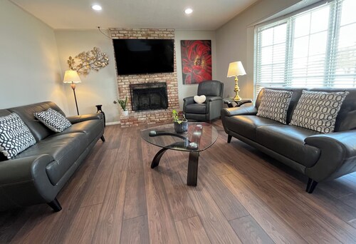 Cozy Townhome, 5 Min to Airport.