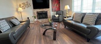 Cozy Townhome, 5 Min to Airport.