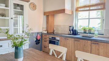 Réfrigérateur, micro-ondes, plaque de cuisson, lave-vaisselle