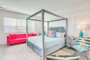 5 bedrooms, iron/ironing board, WiFi, bed sheets - Luxe Indio Lake House 7 Mi to Coachella! (Indio)