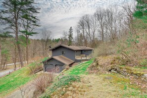 Exterior - 2 Mi to Hoosic River: 'The Moss House' w/ Deck! (Eagle Bridge)