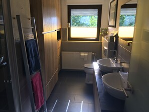 Douche, serviettes fournies