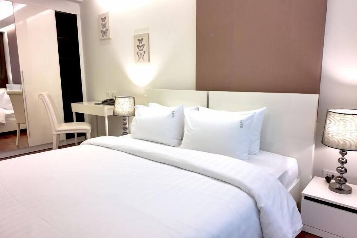 Blackout curtains, free WiFi, bed sheets