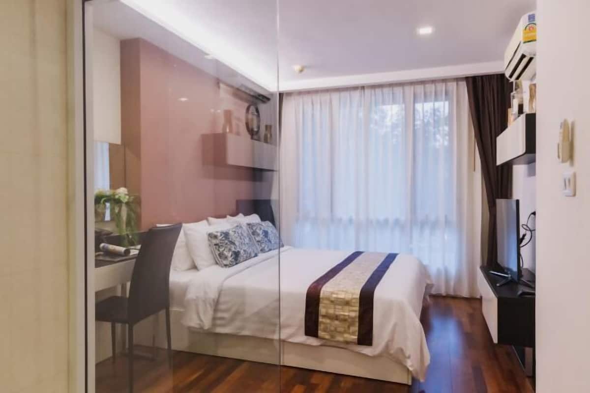 Blackout curtains, free WiFi, bed sheets