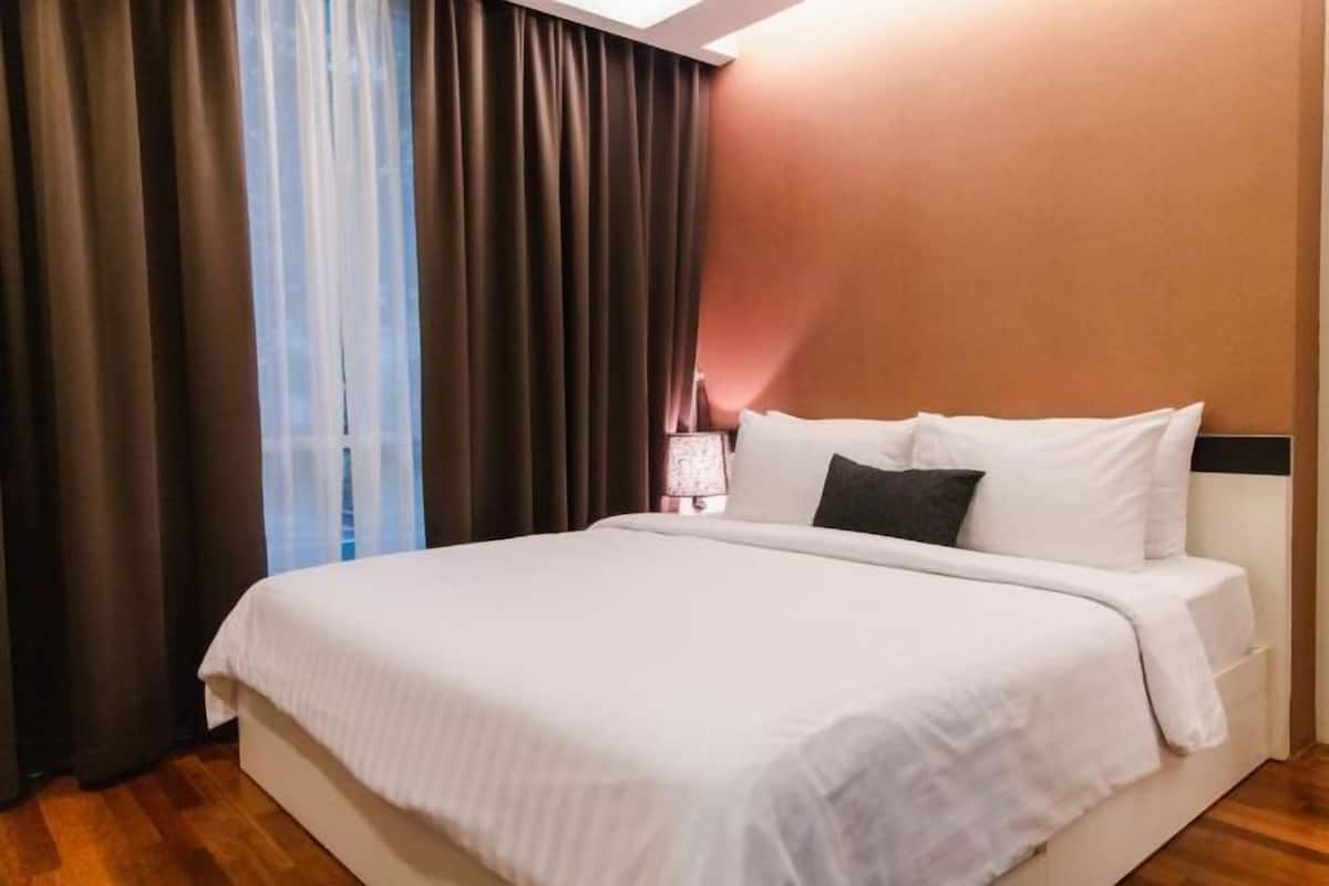 Blackout curtains, free WiFi, bed sheets