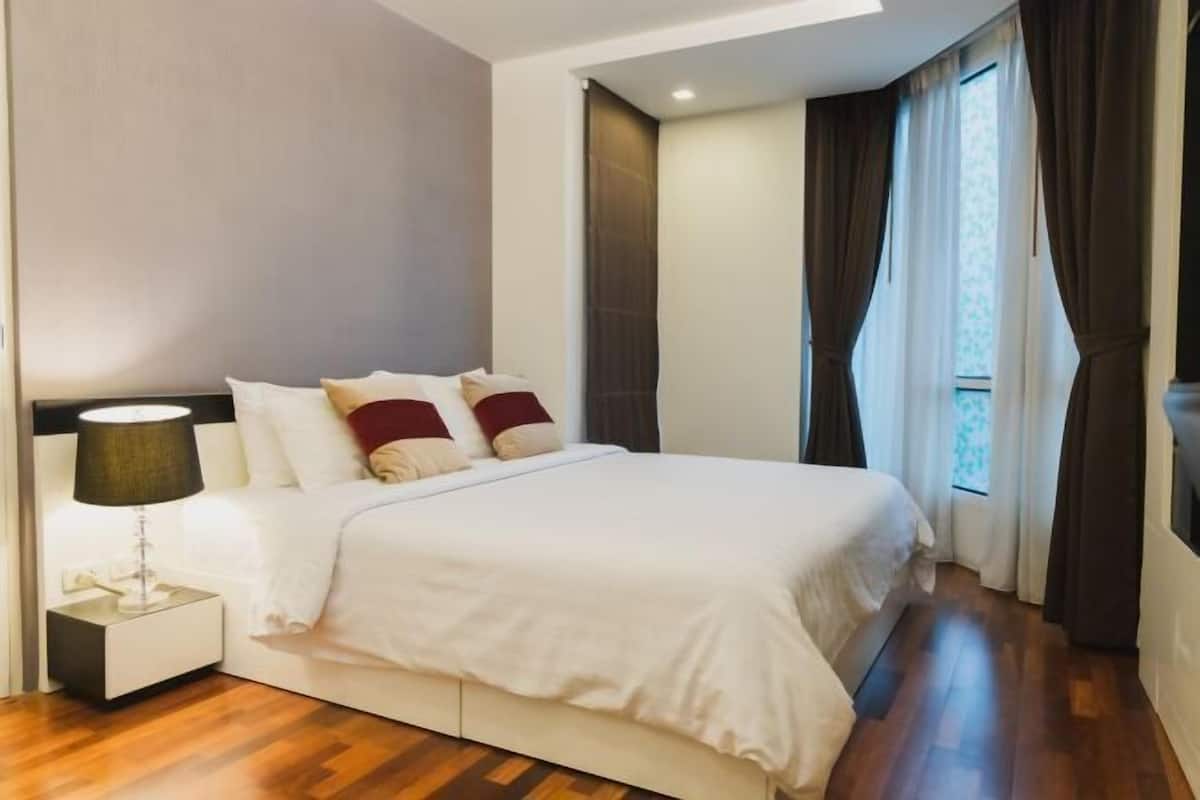 Blackout curtains, free WiFi, bed sheets