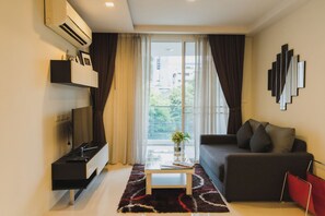 Suite Deluxe, 1 chambre | Coin séjour | Télévision LED de 50 pouces avec chaînes par câble