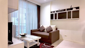 Suite Supérieure, 1 chambre | Coin séjour | Télévision LED de 50 pouces avec chaînes par câble