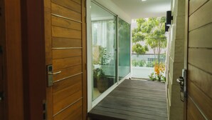 Una puerta de madera con una puerta de vidrio corredera al lado.
