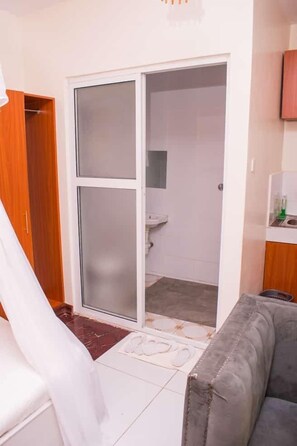 Monolocale Junior, vista città | Bagno | Doccia, set di cortesia gratuito, pantofole, asciugamani