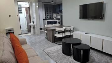 Family Apartment, City View | Ruang tamu | 34 inci sebuah televisyen pintar dengan digital
