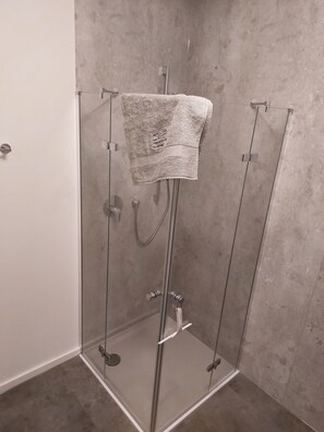 Dusch, hårtork, handdukar och tvål