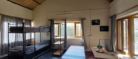 Habitación doble familiar, balcón, vista a la colina | Escritorio, insonorización y wifi gratis