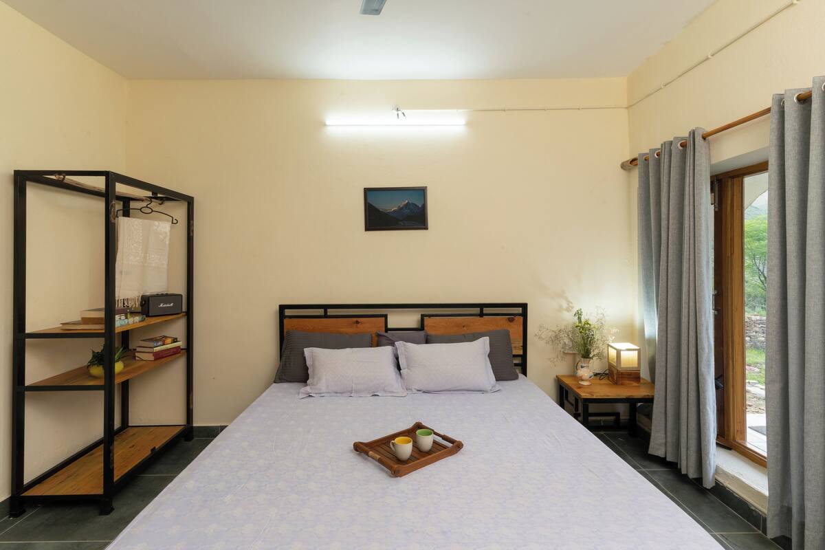 Deluxe Double Room, Hill View | Soundproofing, free WiFi, bed sheets