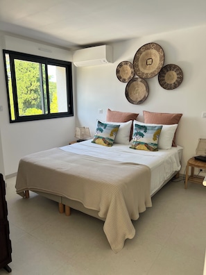 3 habitaciones, tabla de planchar con plancha, wifi y ropa de cama