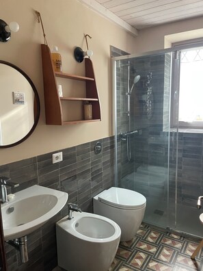 Hårtørrer, bidet, Sæbe, Toiletpapir