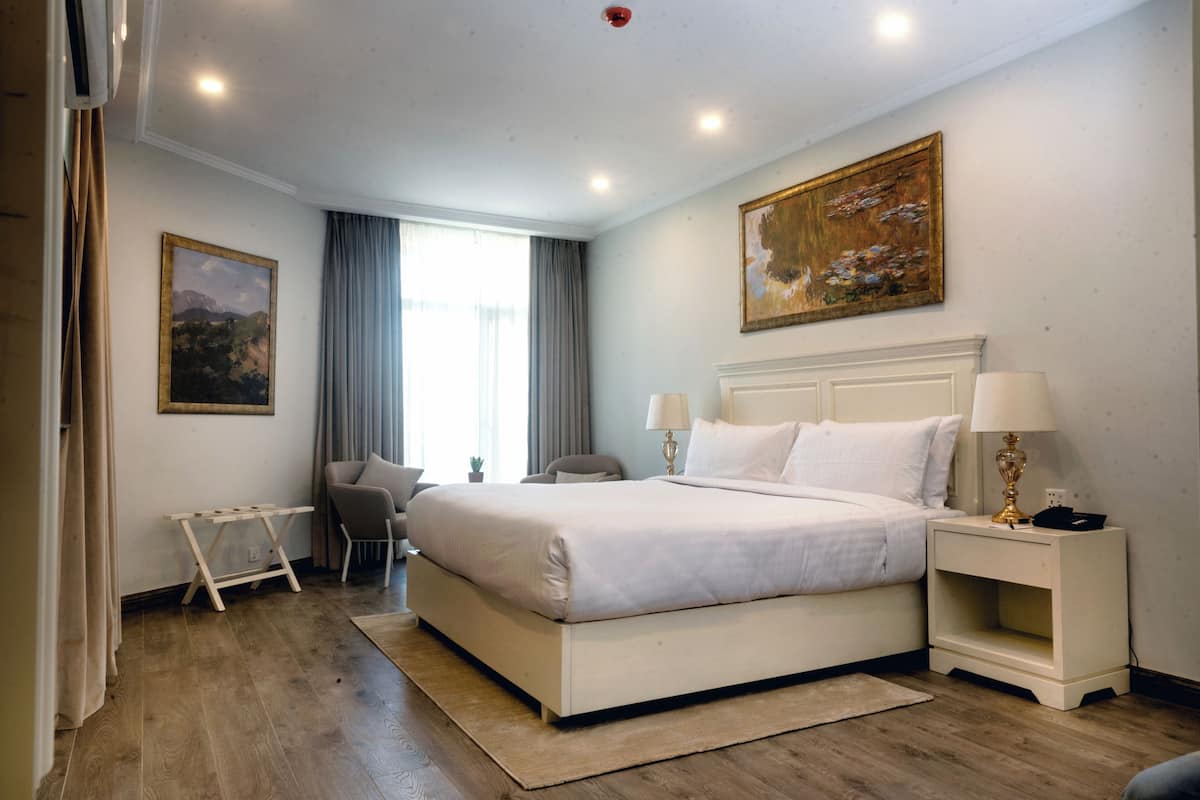 Deluxe Suite | Premium bedding, individually furnished, iron/ironing board, free WiFi