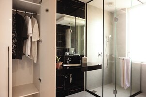 Deluxe Suite | Bathroom | Combined shower/tub, rainfall showerhead, bathrobes, slippers