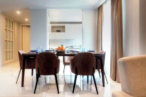 Suite – premium | Oppholdsområde | En 75-tommers smart-TV med digitale kanaler