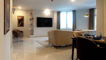 Premium-Suite | Hochwertige Bettwaren, individuell eingerichtet, Bügeleisen/Bügelbrett
