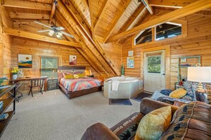 3 makuuhuonetta, työpöytä, silitysrauta/-lauta, vauvan matkasänky