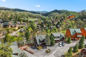 Exterior - Rustic Cabin w Modern Comfort Minutes from Parkway (Pigeon Forge)