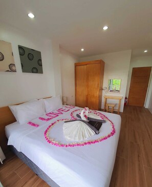 Habitación Deluxe con 1 cama matrimonial o 2 individuales, vista al jardín | Caja de seguridad en la habitación, cortinas blackout y insonorización 