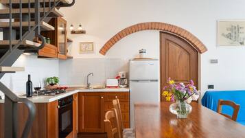 Frigorifero, microonde, forno, piano cottura