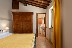 Iron/ironing board, travel crib, free WiFi