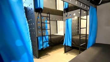 Dormitorio compartido básico, baño compartido | Wifi gratis y ropa de cama