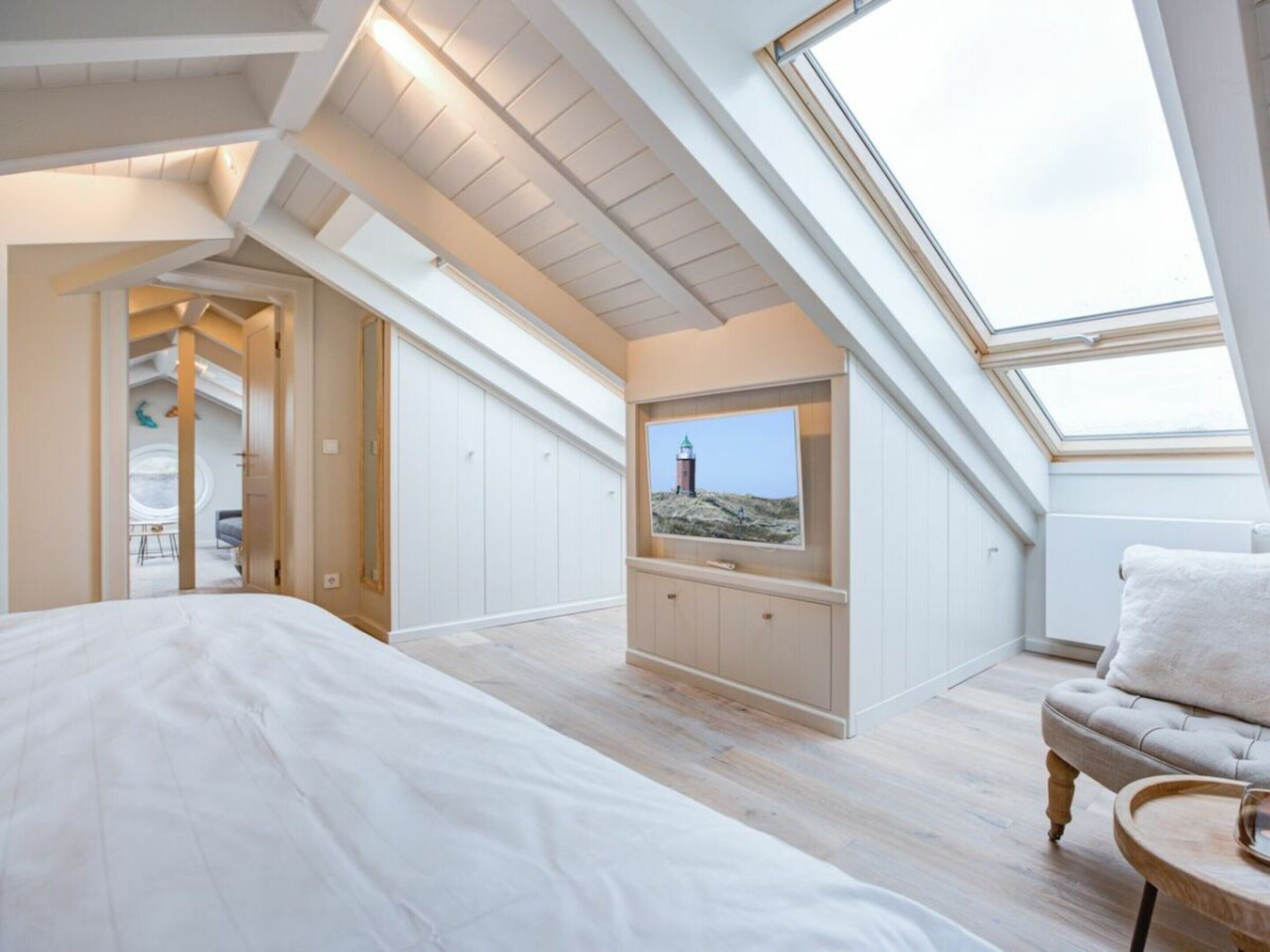 Casa | 3 habitaciones, muebles diferentes y tabla de planchar con plancha 