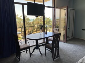 Deluxe-Doppel- oder -Zweibettzimmer, Meerblick | Zimmersafe, Schreibtisch, Bügeleisen/Bügelbrett, Zustellbetten