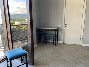 Quarto triplo superior, cozinha, vista para a montanha | Área de estar | Smart TV 45 polegadas com canais a cabo, impressoras