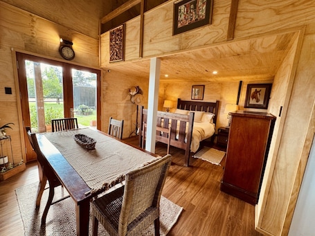 お食事. The Charming Studio
Escape to Somersby – A Peaceful, Pet-Friendly Retreat