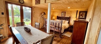 The Charming Studio
Escape to Somersby – A Peaceful, Pet-Friendly Retreat