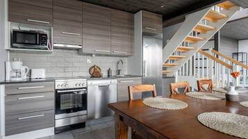 Geladeira, micro-ondas, fogĂŁo, cooktop