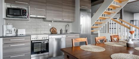 Frigorifero, microonde, forno, piano cottura