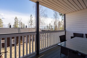 Outdoor dining - Spacious & Cozy 2BR Cabin at Riihivuori Peak next to Ski Slopes (Muurame)